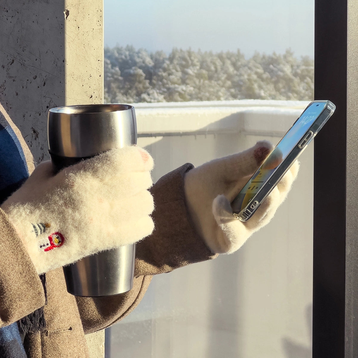 Rękawiczki zimowe do telefonu damskie z bałwankiem i choinką - zielone – zdjęcie 6