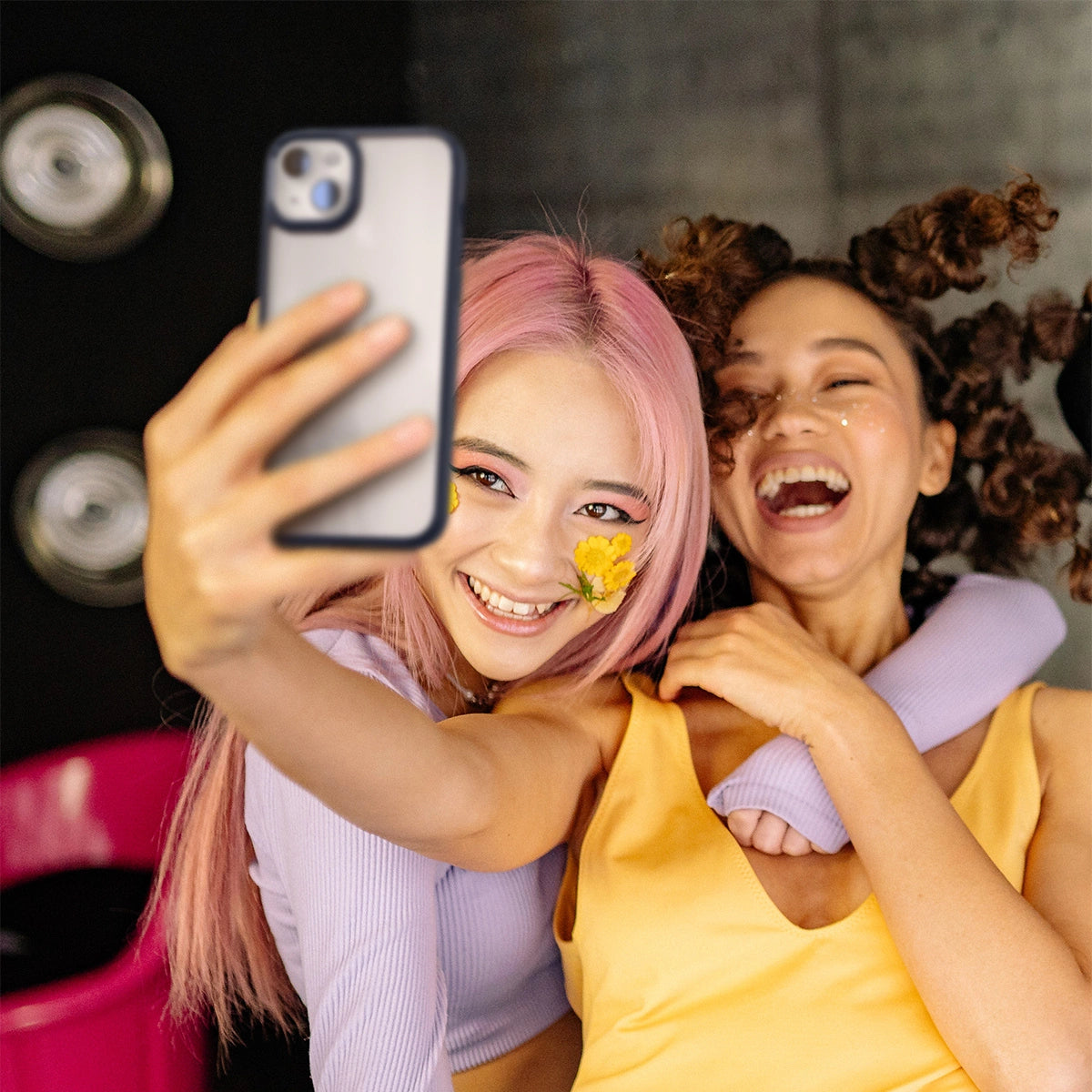 Etui Spigen Ultra Hybrid na iPhone 15 Plus - beżowe – zdjęcie 13