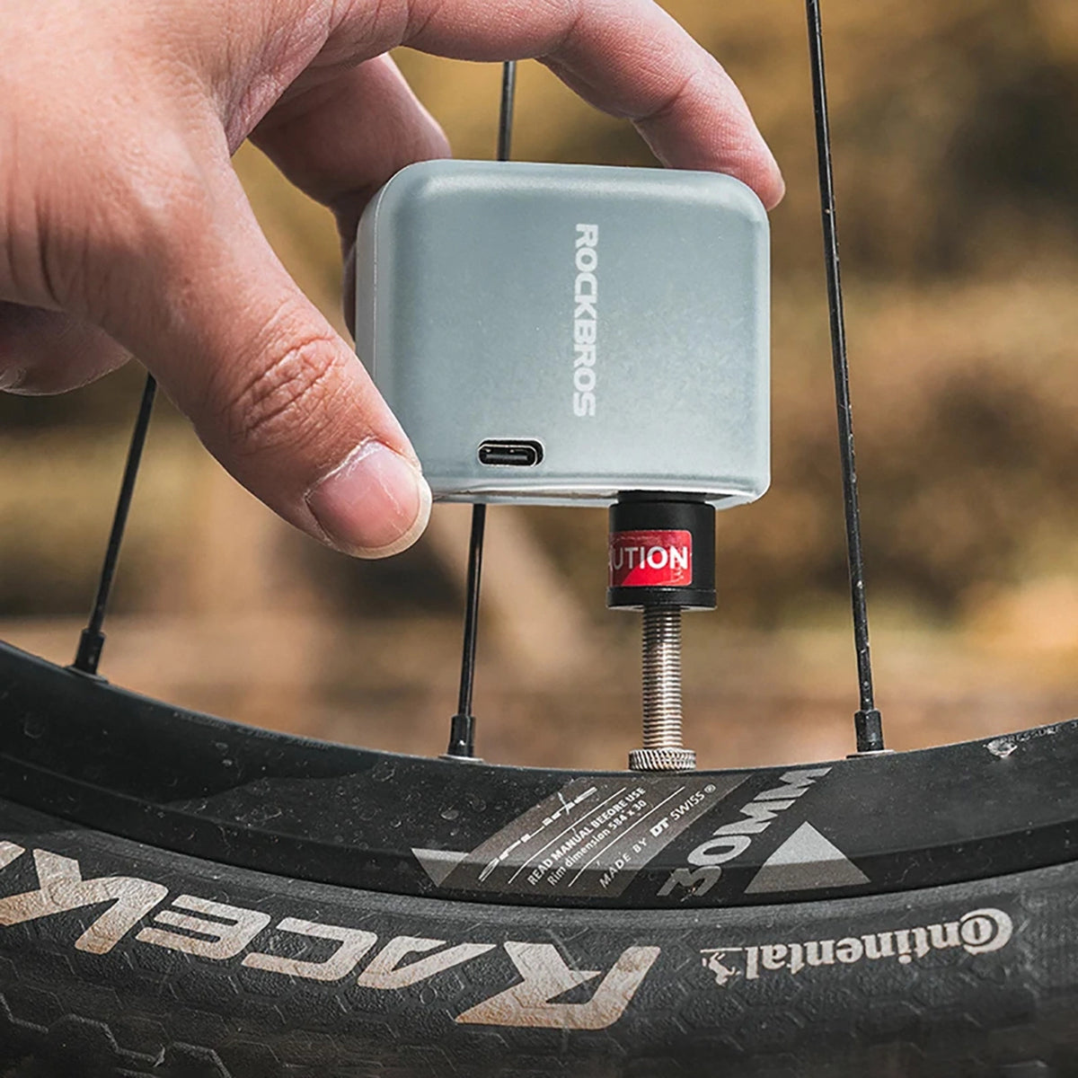 Pompka elektryczna mini do zaworów Schrader / Presta 100PSI - czarna – zdjęcie 2