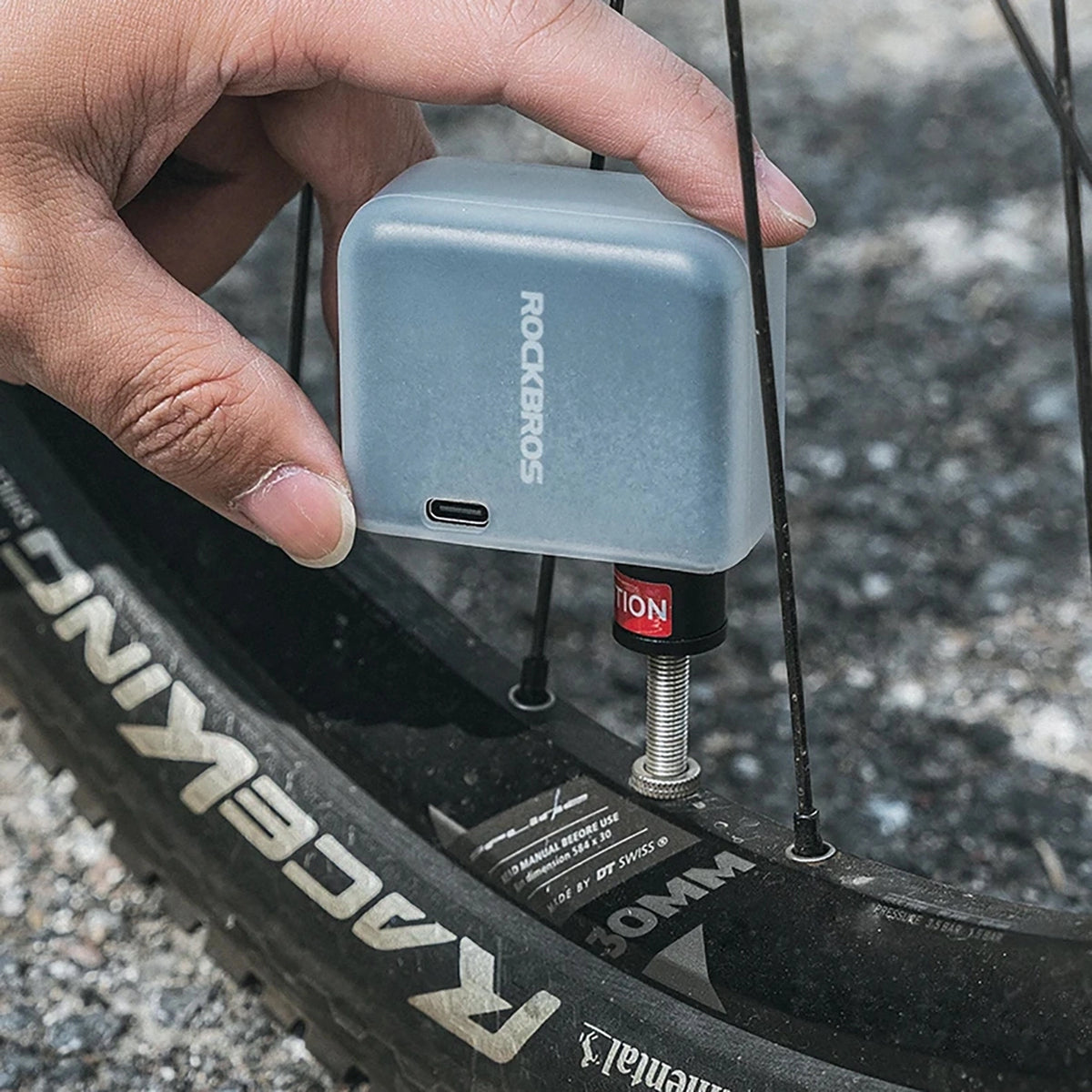 Pompka elektryczna mini do zaworów Schrader / Presta 100PSI - czarna – zdjęcie 4
