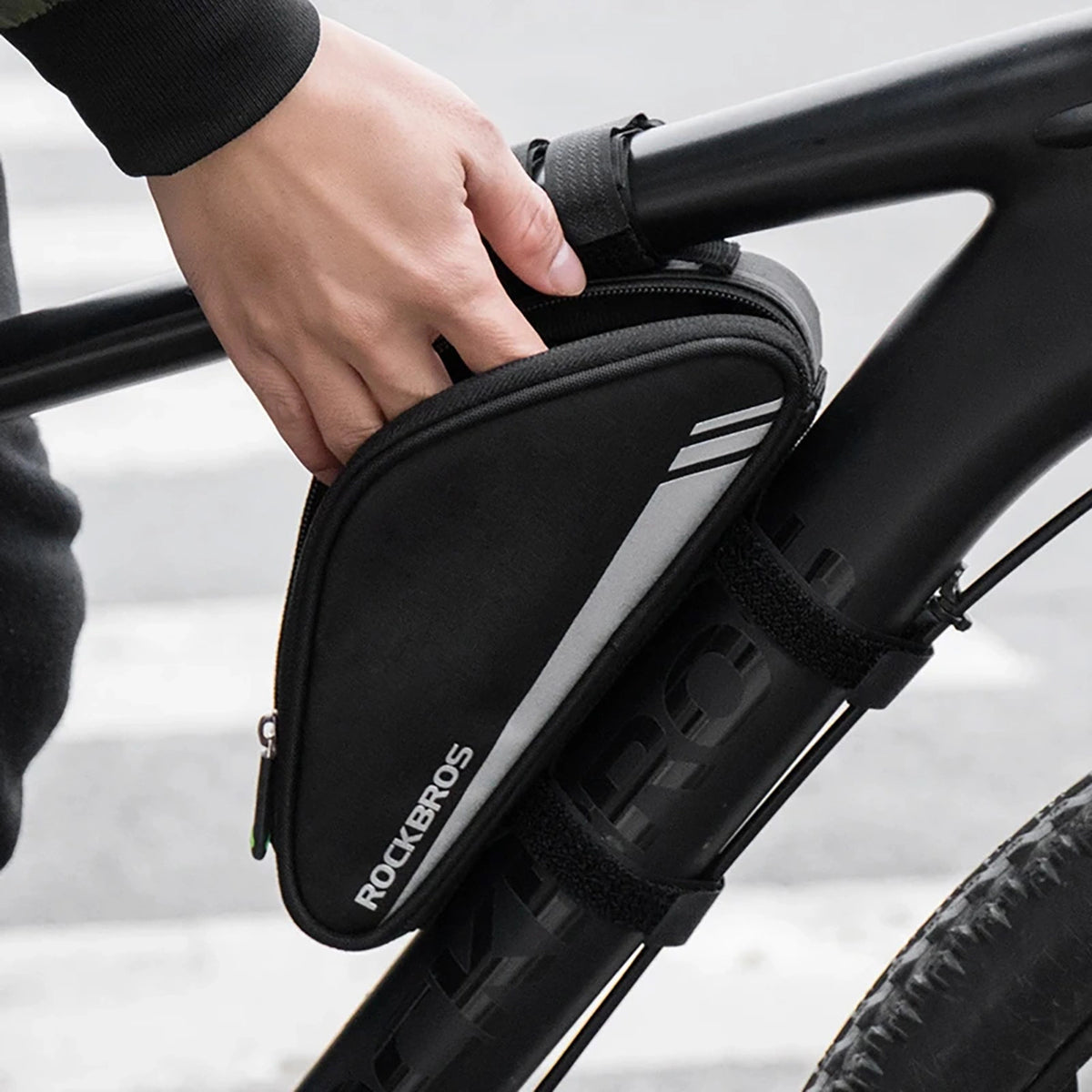 Torba Rockbros B55-BK rowerowa na ramę 0.7 l - czarna – zdjęcie 7