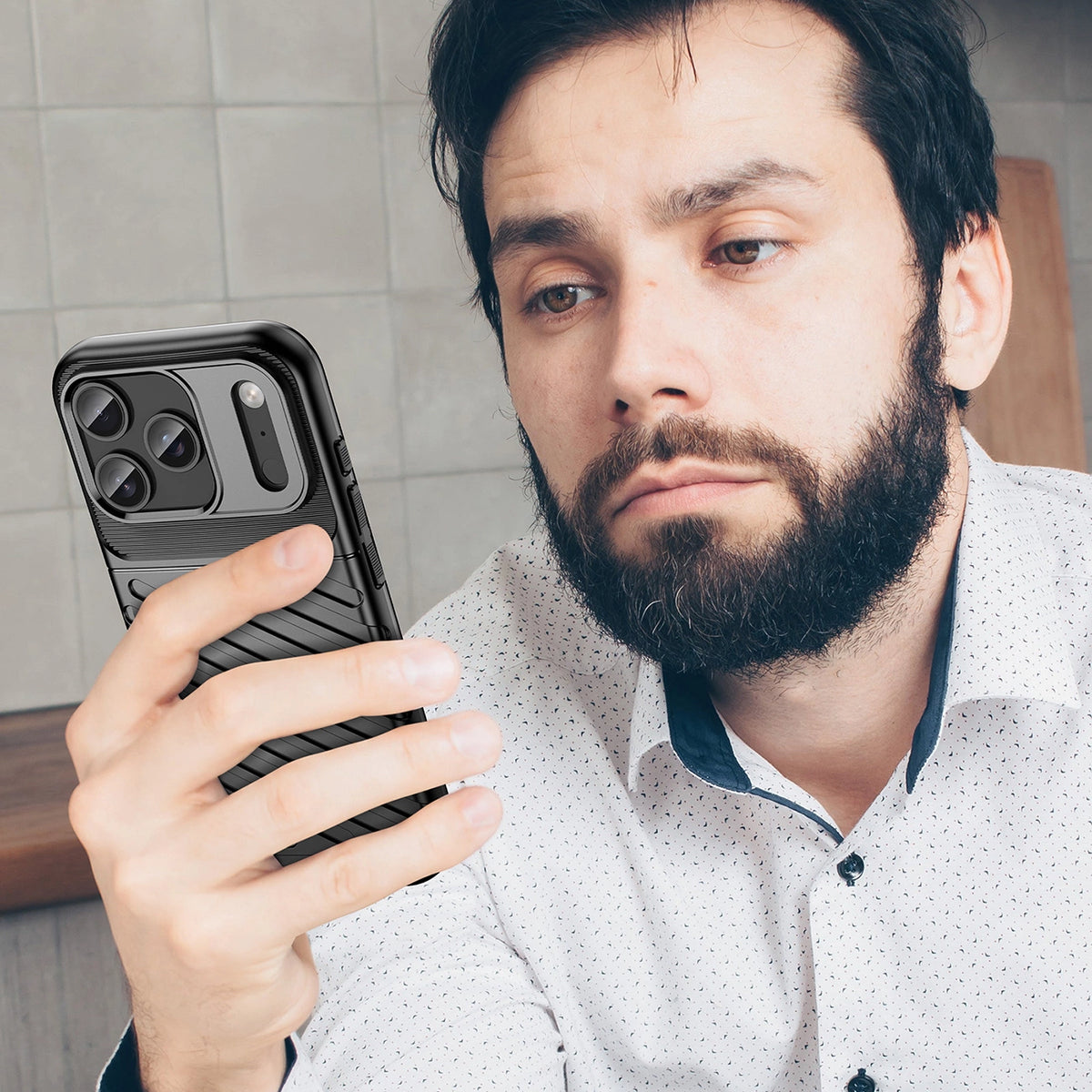 Etui Thunder Case na iPhone 17 Pro Max - czarne – zdjęcie 7