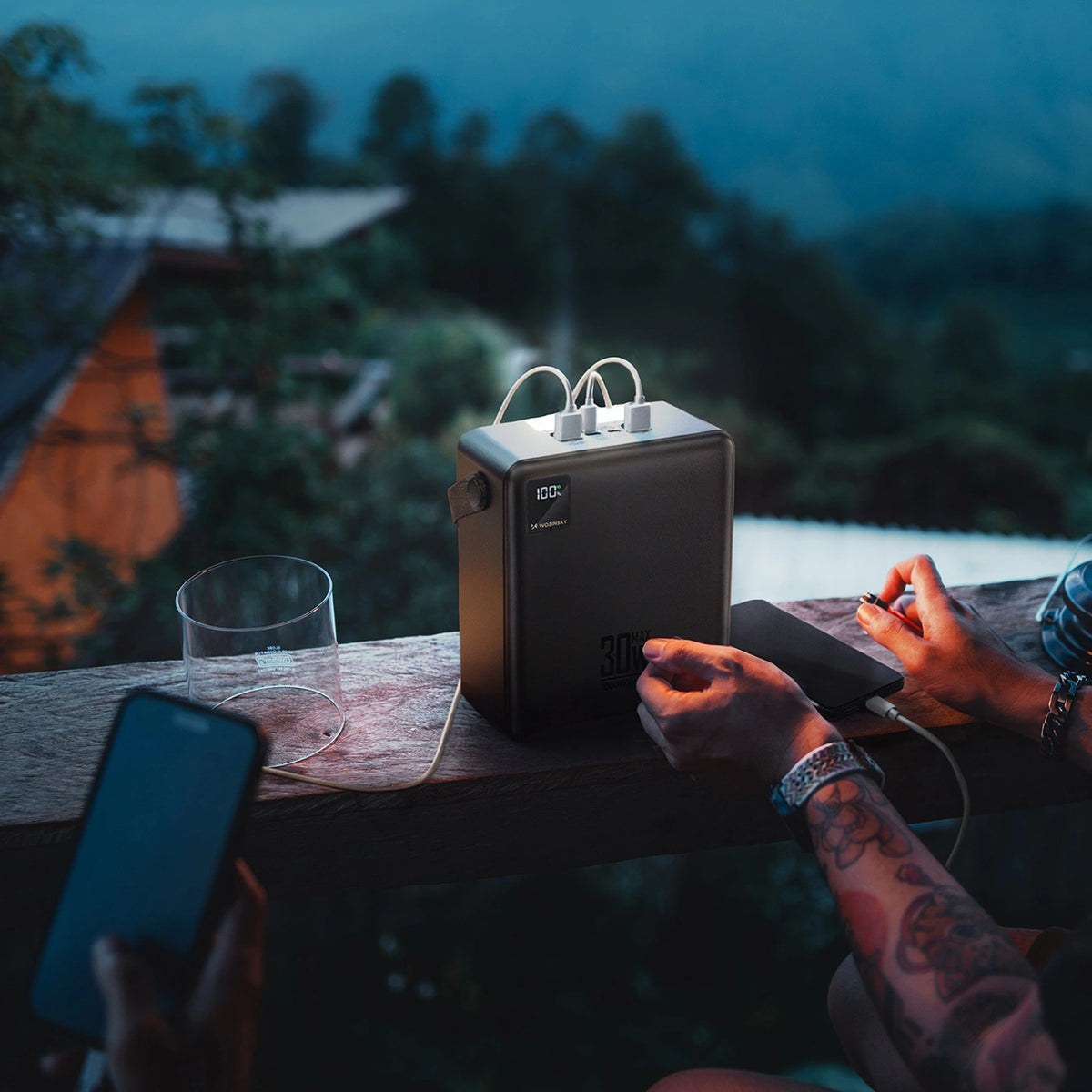 Powerbank Wozinsky W8-B 100000mAh 30W 2xUSB-A i 2xUSB-C z latarką - czarny – zdjęcie 8