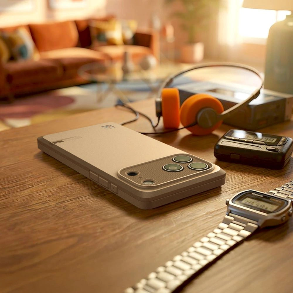 Etui Spigen Classic LS MagSafe na iPhone 17 Pro - beżowe – zdjęcie 13