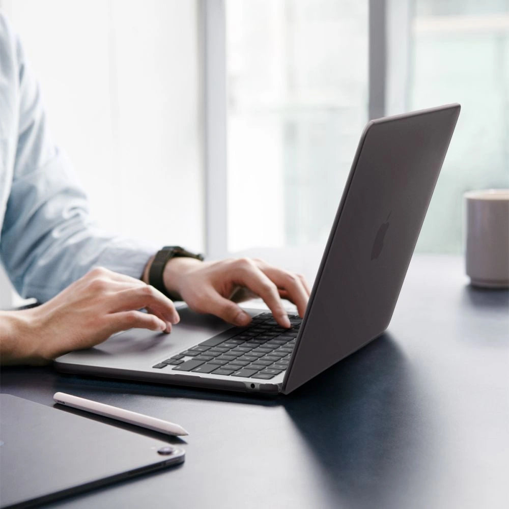 Etui Spigen AirSkin na MacBook Air 13" 2023/ 2024 / 2025 / 2026 – zdjęcie 5