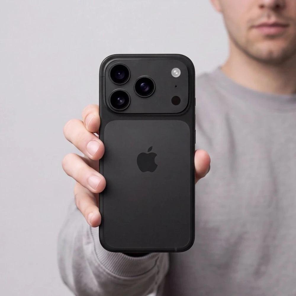 Osłona aparatu Tech-Protect Camalloy Fit+ na iPhone 18 Pro – telefon w dłoni